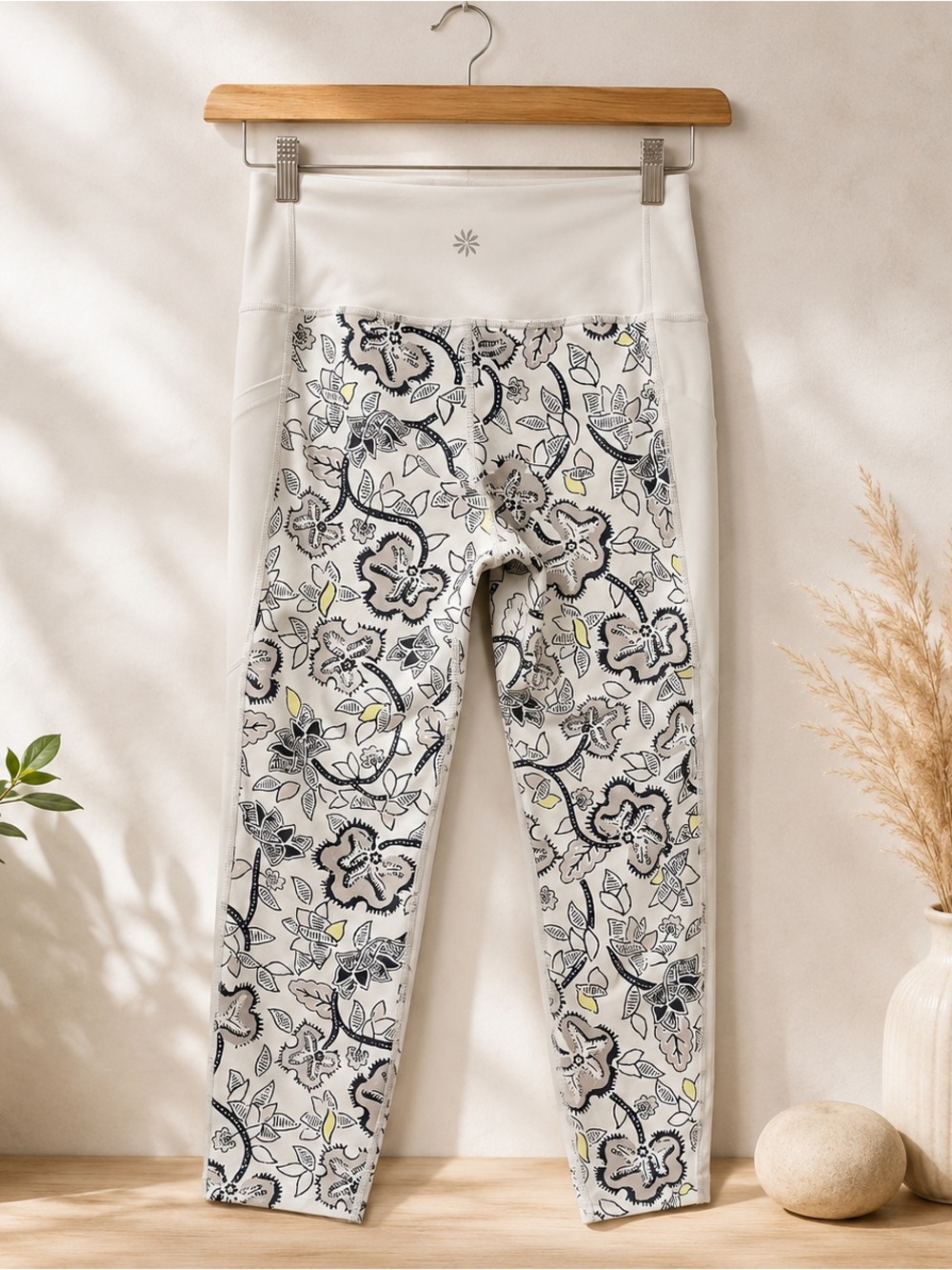 Athleta Floral Print Cropped Leggings White Gray Size Medium Yoga Workout - Picture 2 of 9